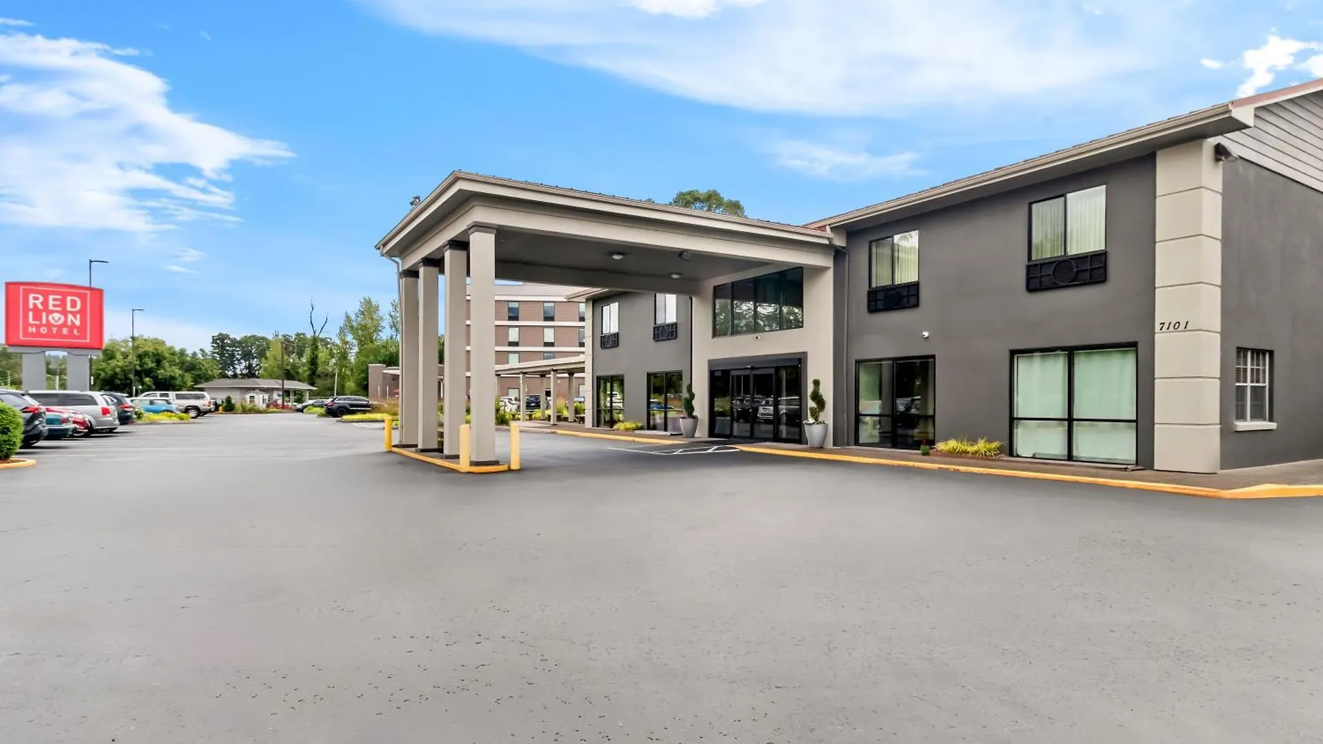 Red Lion Hotel Portland Airport 3*,